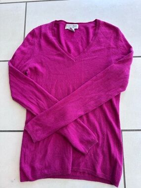 Andre Oliver Cashmere Women's V-Neck Sweater in Fuchsia